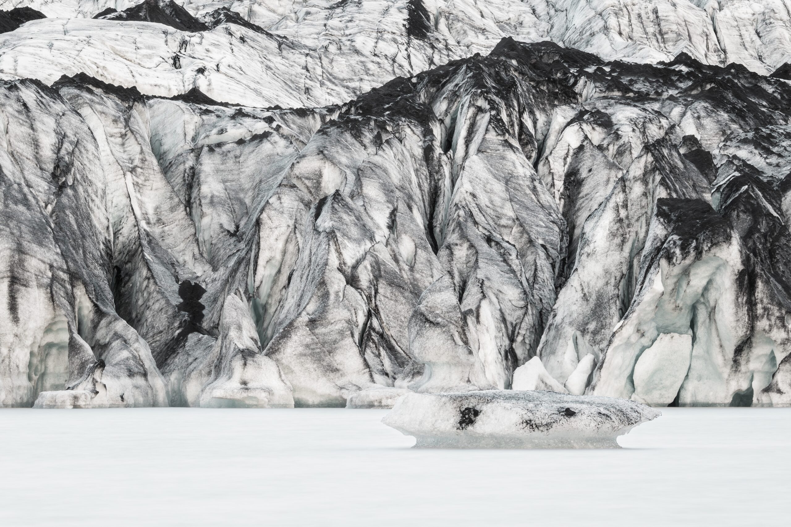 Gletsjeren Sólheimajökull med is og sort vulkansk aske