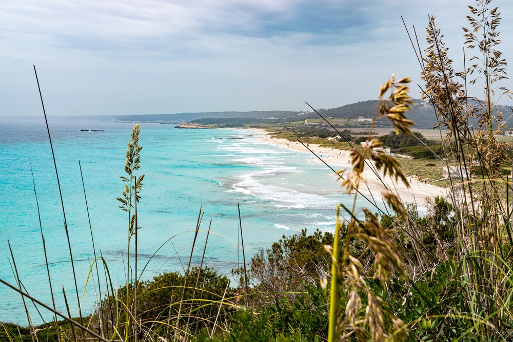 Stranden Son Bou på Menorca med turkisblåt vand