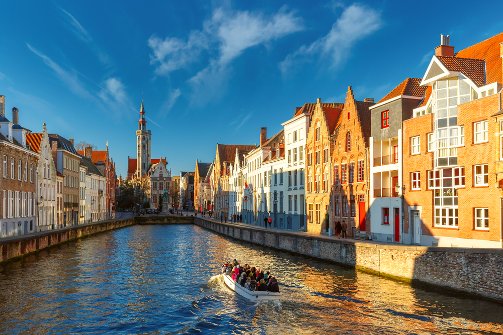 Kanalbåd på Spiegelrei ved Jan van Eyckplein i Brugge