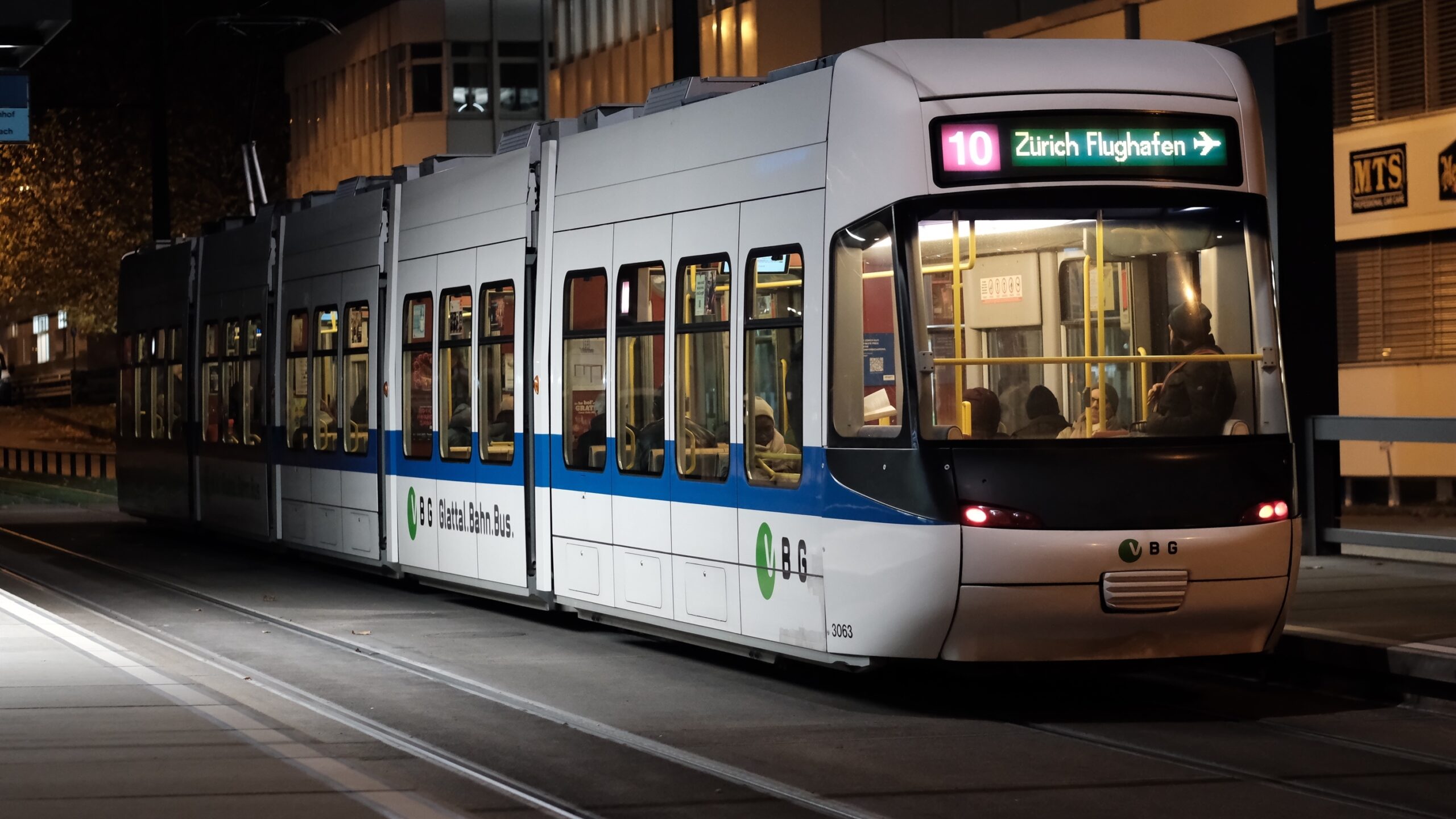 Sporvogn linje 10 ved stoppestedet i Zürich Lufthavn
