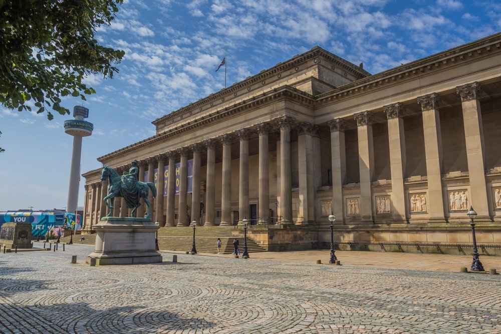 Den nyklassiske St George's Hall over for Lime Street i Liverpool