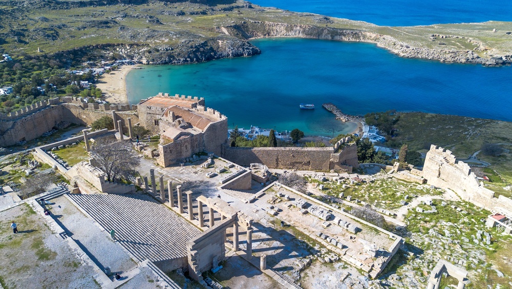 Luftfoto af akropolis i Lindos og St. Paul's Bay