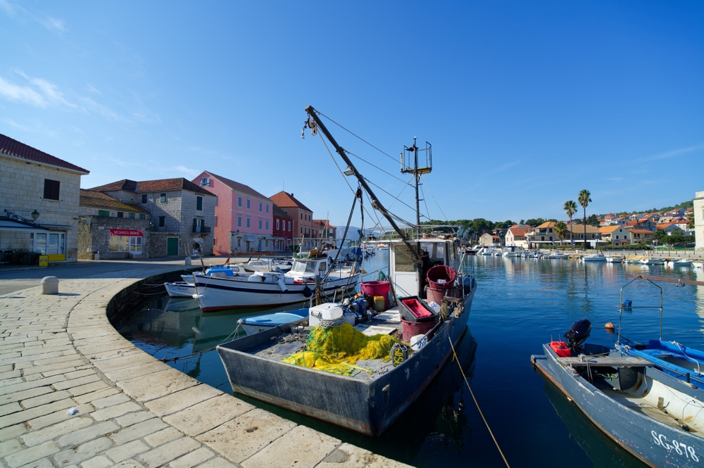 Fiskerbåde ved kajen i Stari Grad på Hvar