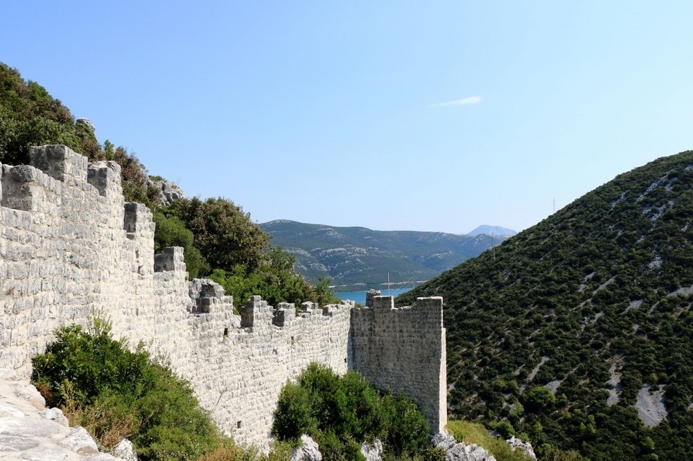 Den lange bymur i Ston nord for Dubrovnik