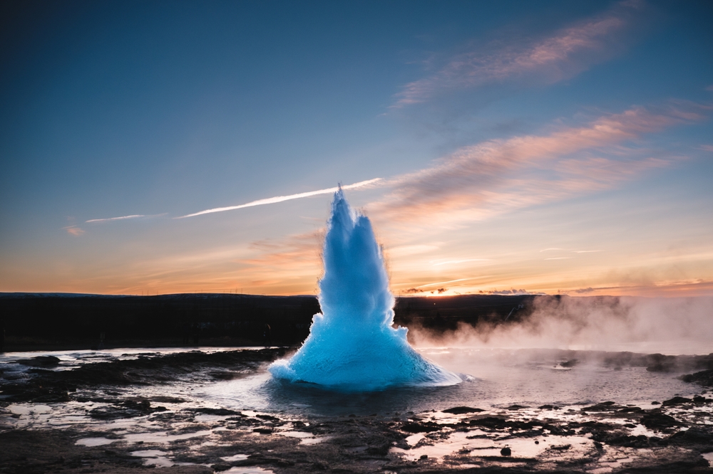 Gejseren Strokkur i udbrud ved Geysir på Den Gyldne Cirkel