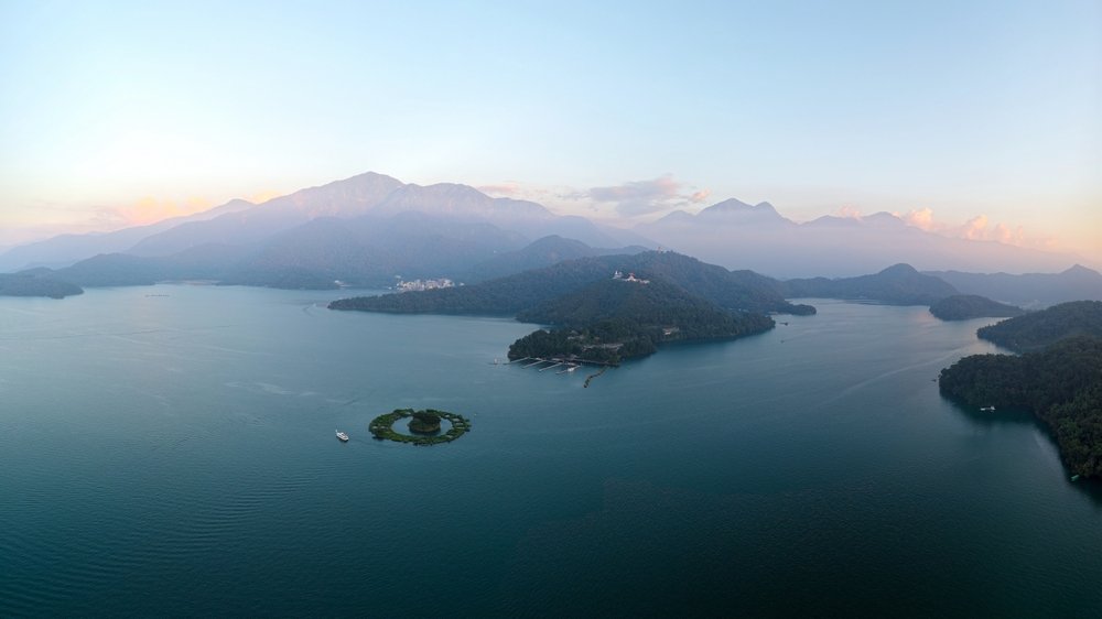 Øen Lalu i Sun Moon Lake med bjergene omkring søen