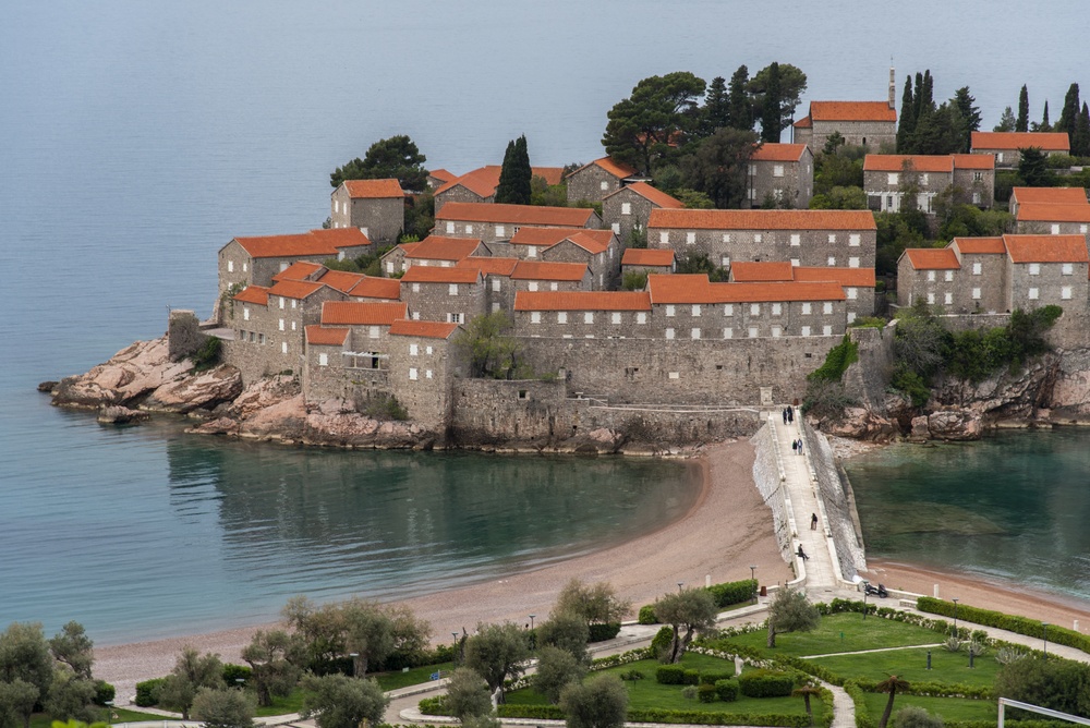 Øen Sveti Stefan med de røde tage set fra oven