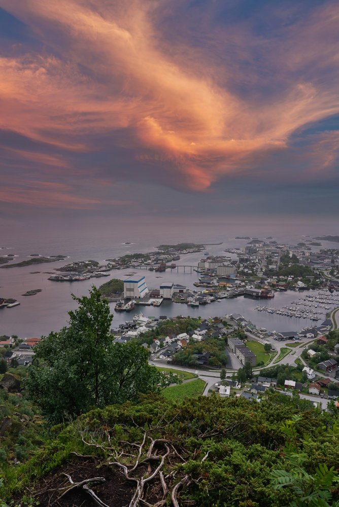 Havnen i Svolvær på Lofoten med broer og småøer