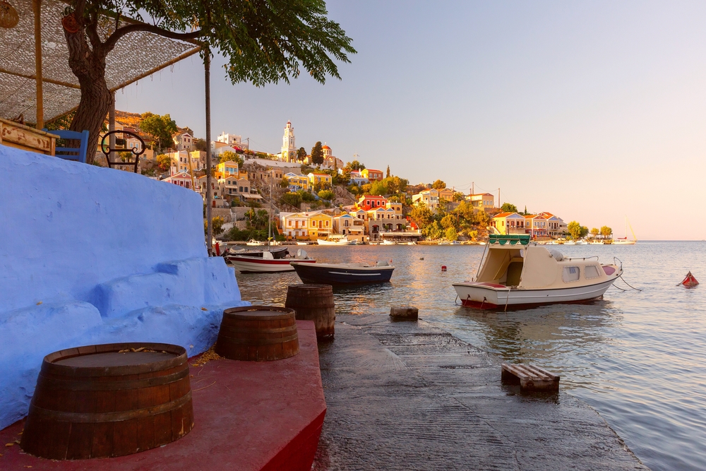 Farverige huse og både i havnen på Symi