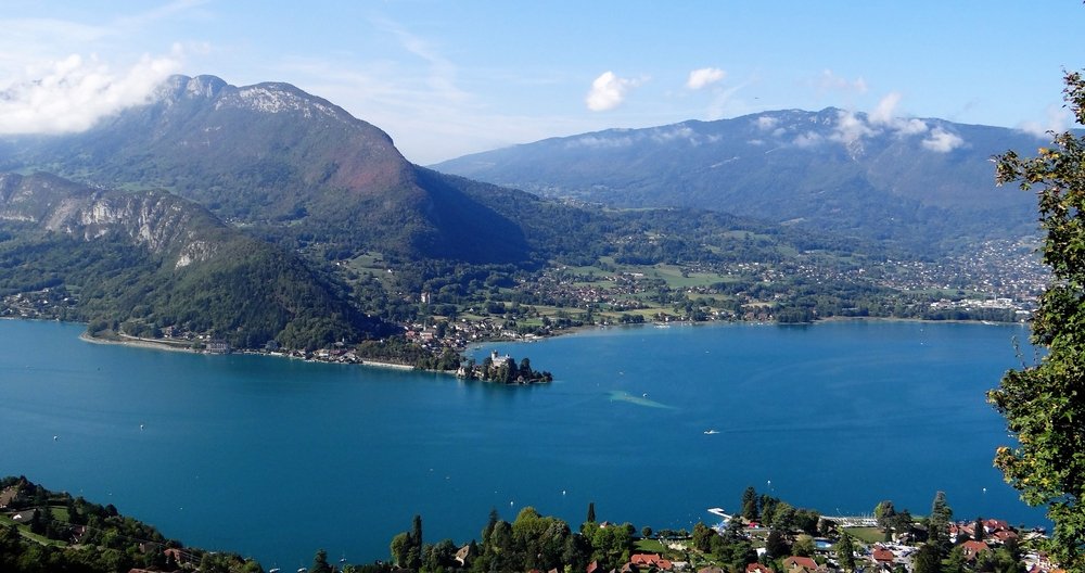 Luftfoto af Lac d'Annecy ved Talloires på søens østbred