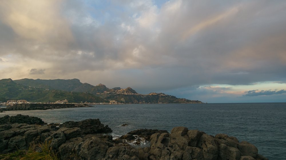 Bugten ved Giardini Naxos mod Capo Taormina i solnedgang