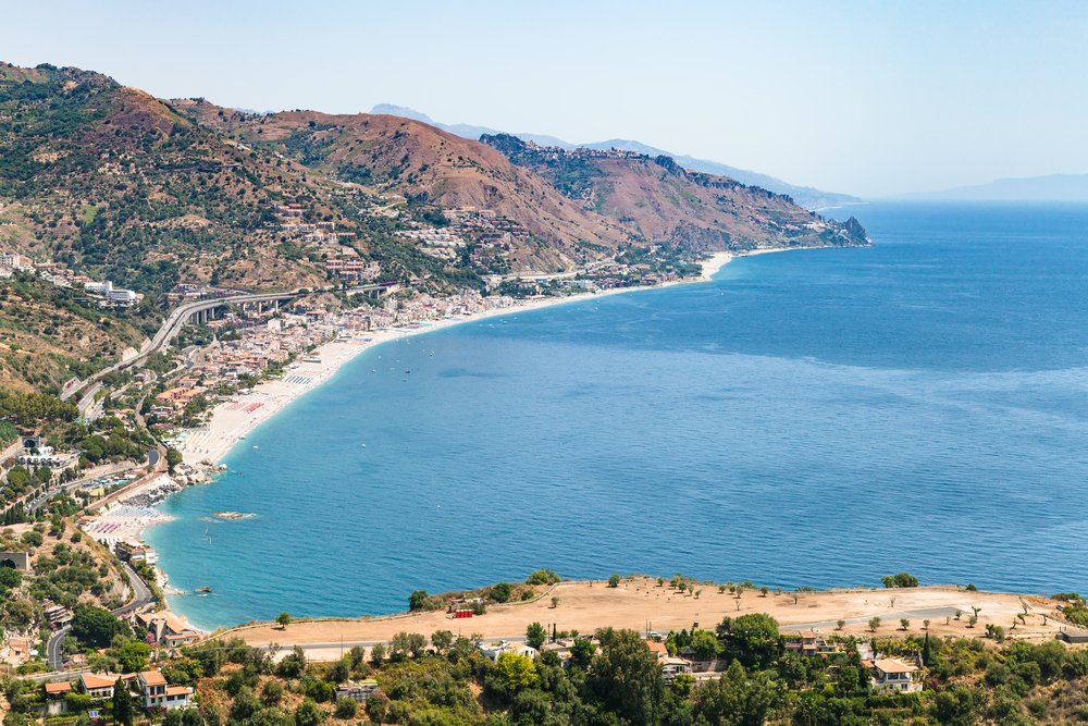 Letojanni og stranden set fra Taormina