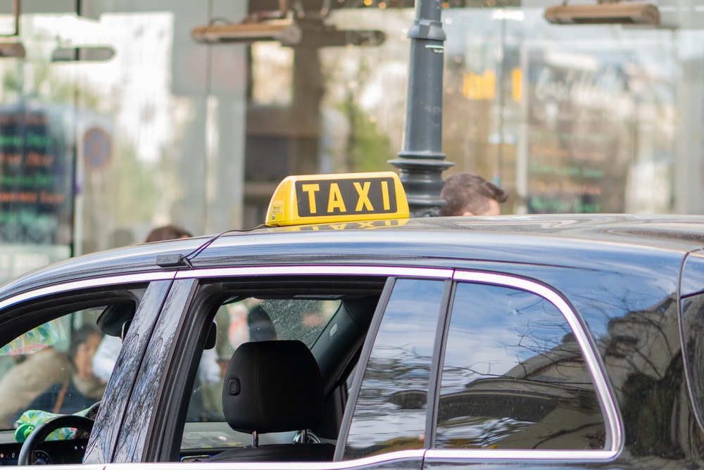 Taxa med gult taxaskilt på en gade i Wien