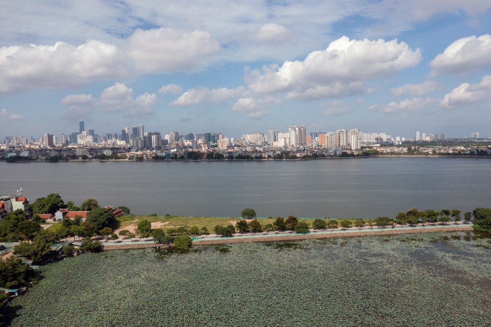 Luftfoto af Vestsøen og bydelen Tay Ho i Hanoi