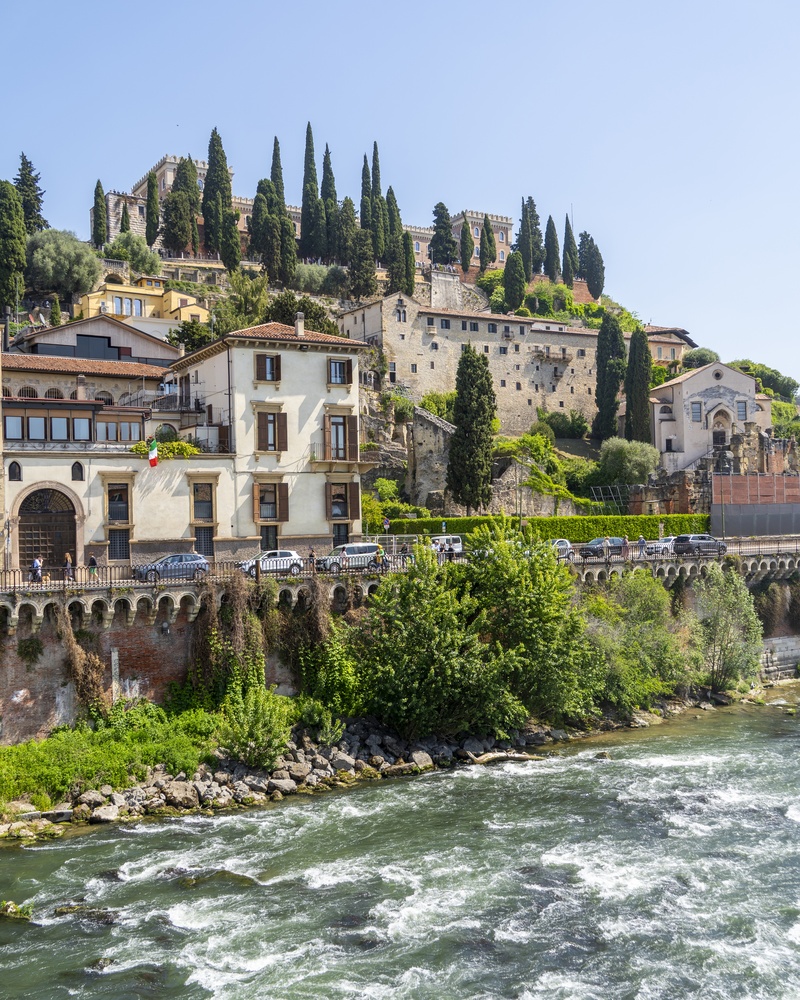 Teatro Romano og Castel San Pietro ved floden Adige i Veronetta