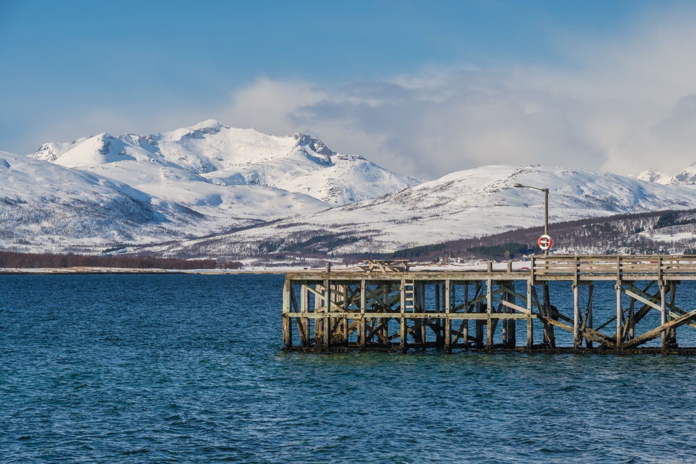 Sne og fjord ved stranden Telegrafbukta i Tromsø om vinteren