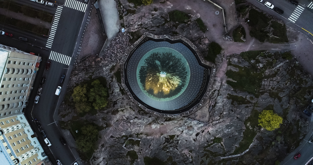 Temppeliaukio-kirken i Töölö set fra luften ved solopgang