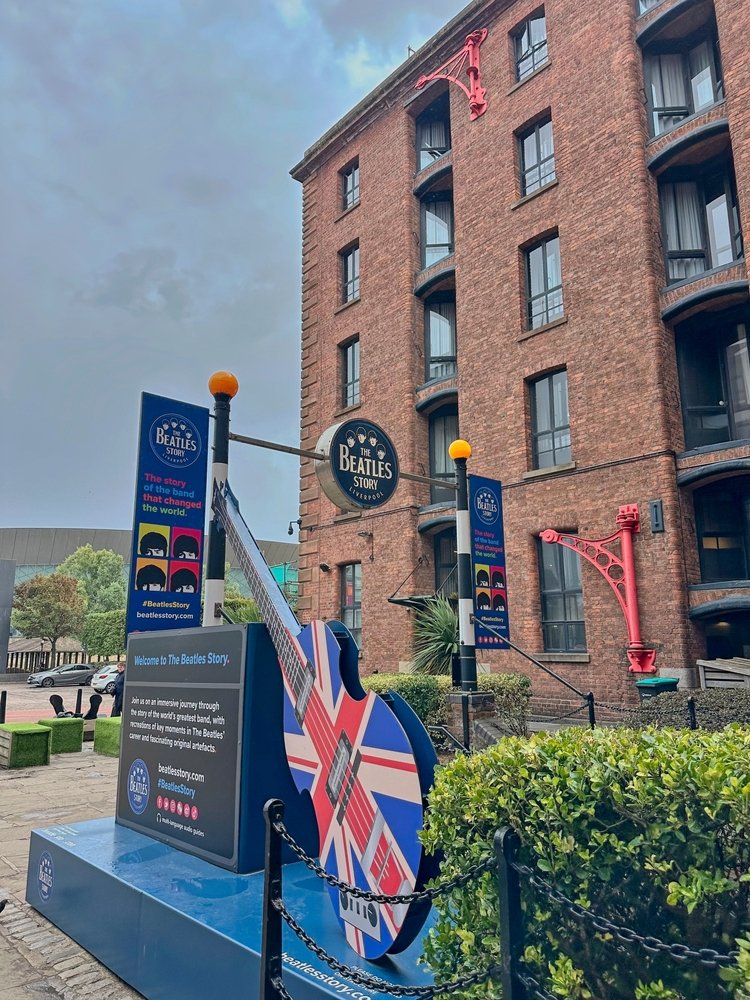 Indgangen til museet The Beatles Story ved Royal Albert Dock i Liverpool