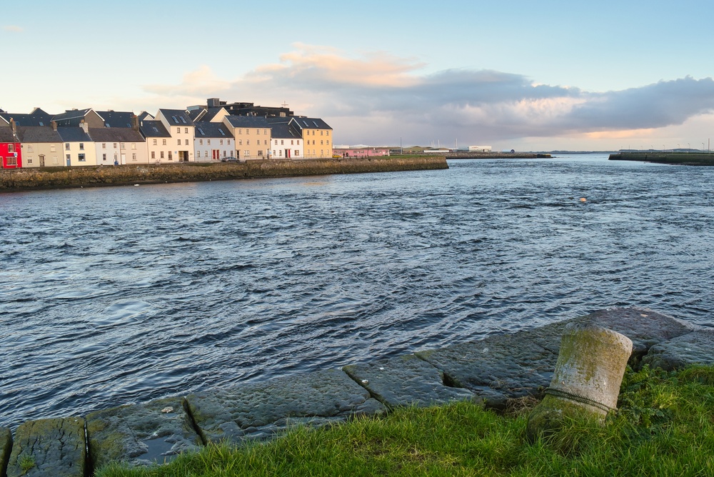 Farverige huse langs The Long Walk ved floden Corrib i Galway