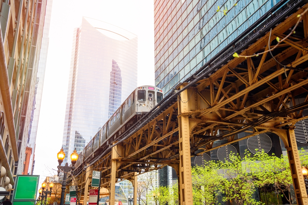 Højbanen kører gennem The Loop i Chicago på en forårsdag