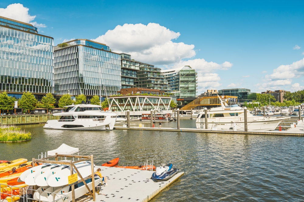 Lystbådehavnen og promenaden ved The Wharf i Washington D.C.