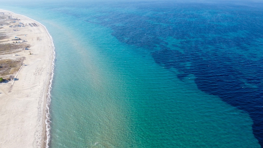 Luftfoto af den lange sandstrand i Tigaki på Kos
