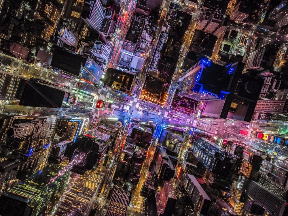 Times Square i Midtown Manhattan i New York om aftenen