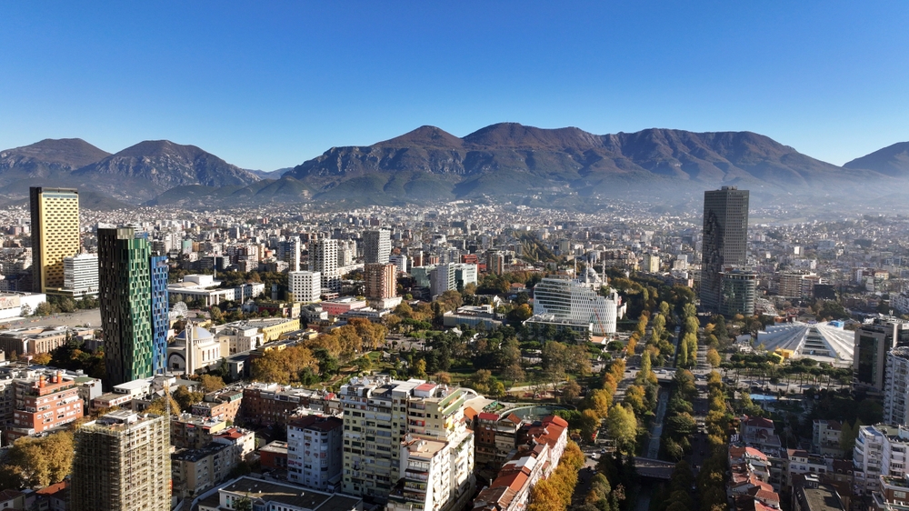 Luftfoto af Skanderbeg-pladsen i centrum af Tirana