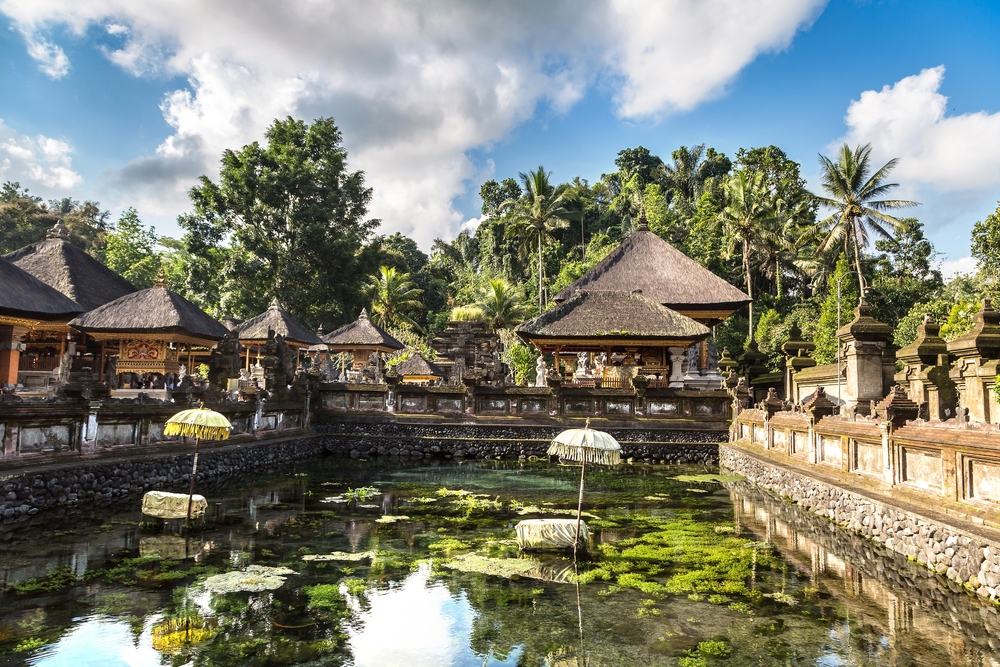 Bassin med helligt kildevand i templet Tirta Empul på Bali