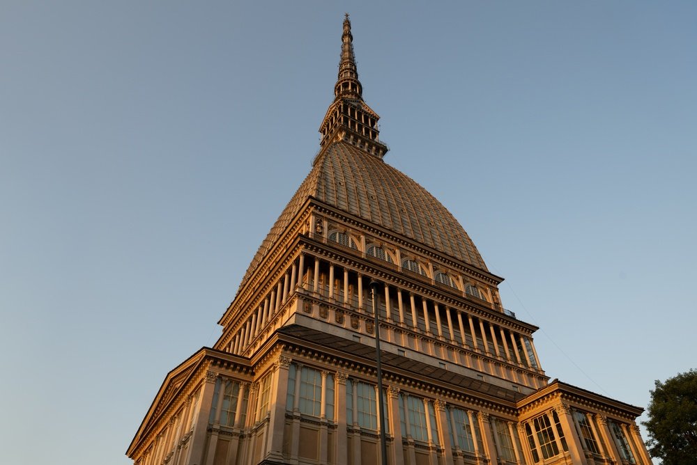 Mole Antonelliana set fra gaden i Torino