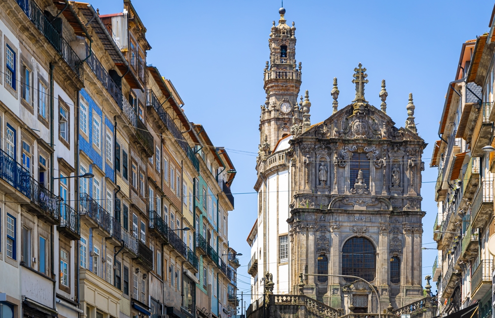 Tårnet Torre dos Clérigos rager op over tagene i Porto