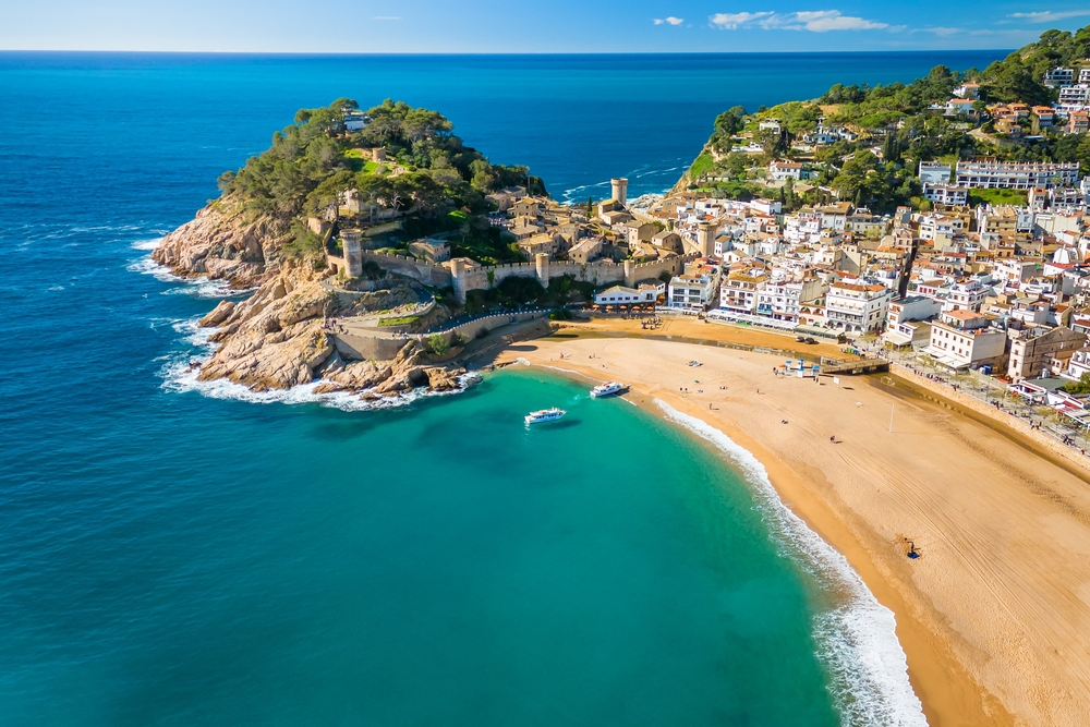 Tossa de Mar på Costa Brava med stranden og fæstningen Vila Vella