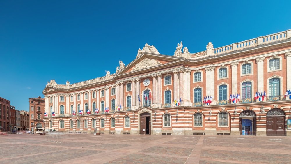Den lyserøde facade på Capitole ved Place du Capitole i Toulouse