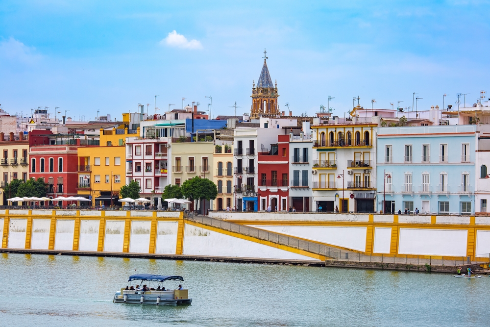 Calle Betis i Triana ved floden Guadalquivir i Sevilla