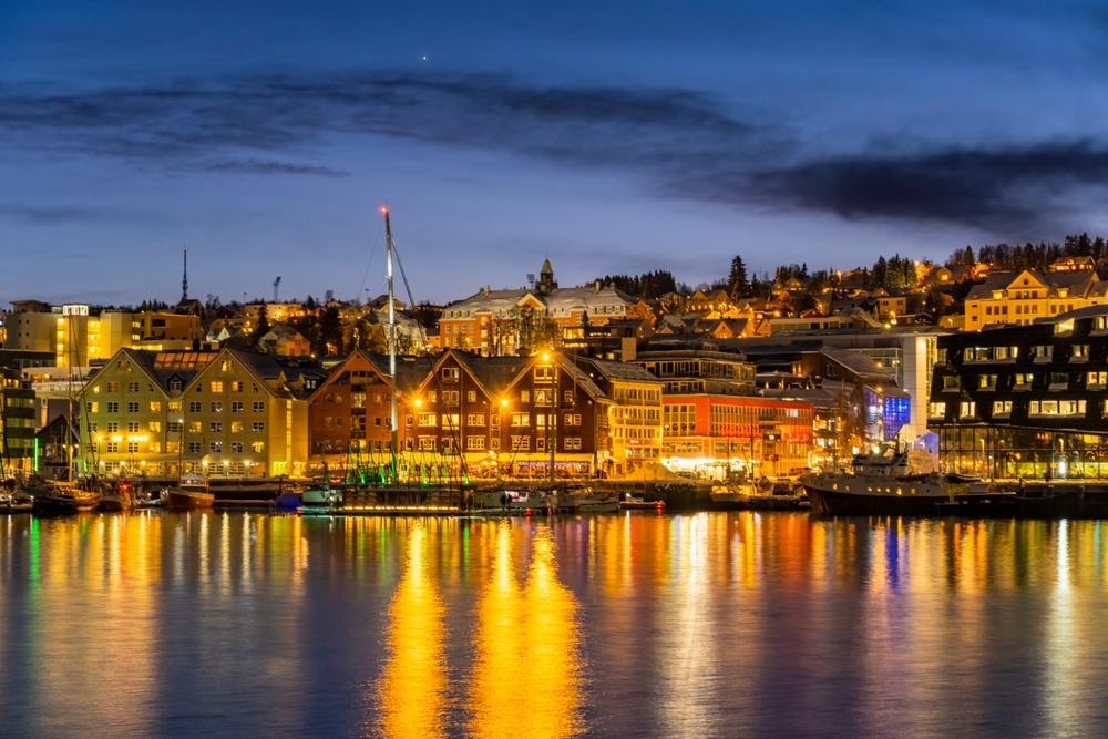 Panorama over Tromsø centrum og havnen en vinteraften