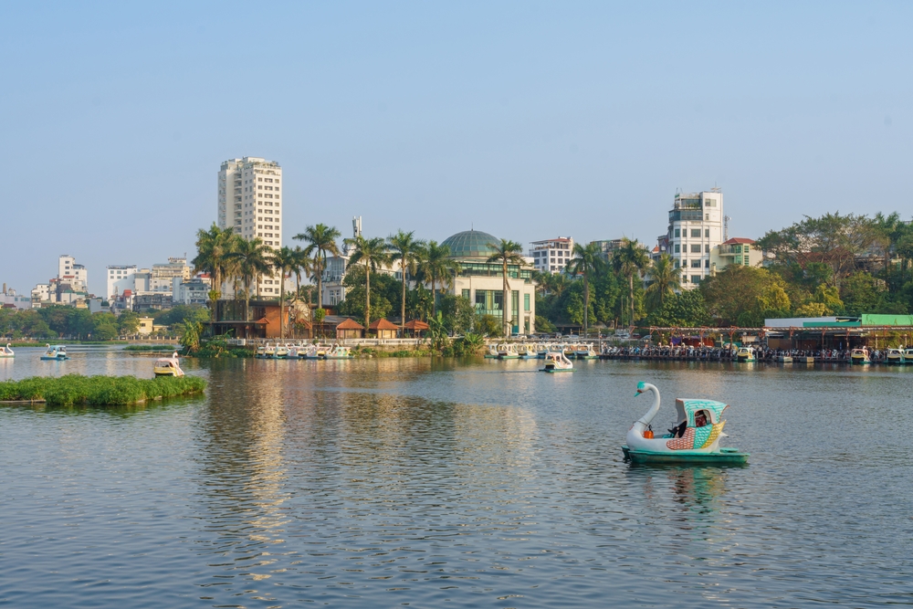Truc Bach-søen i Hanoi med byens huse langs bredden