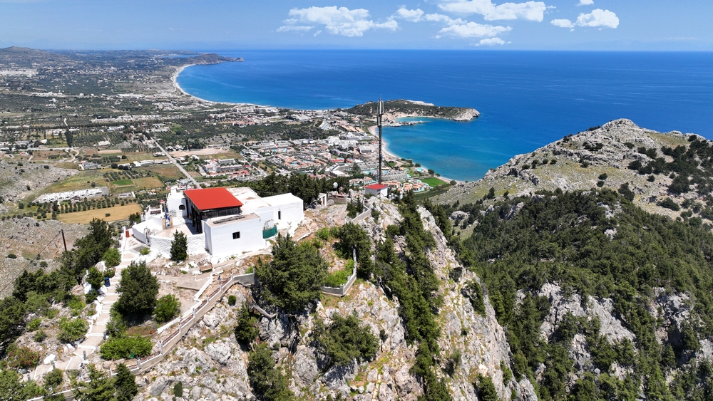 Luftfoto af kapellet Panagia Tsambika på bjerget over bugten på Rhodos