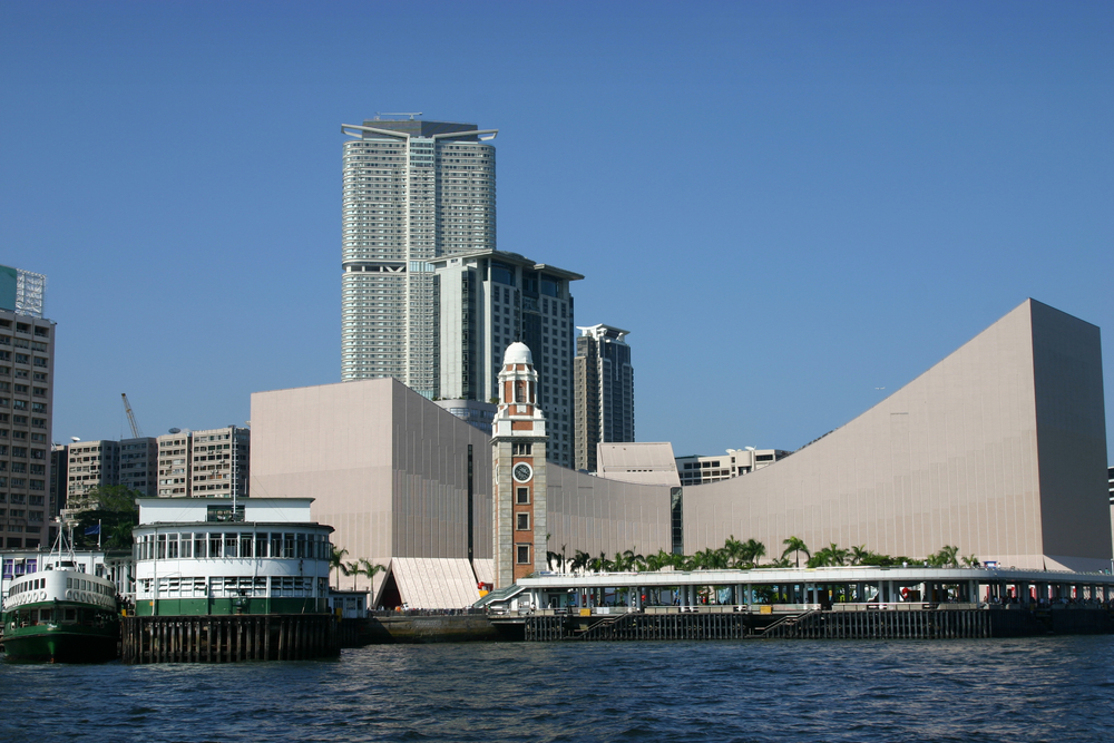 Tsim Sha Tsui set fra Victoria Harbour med klokketårnet og færgeterminalen