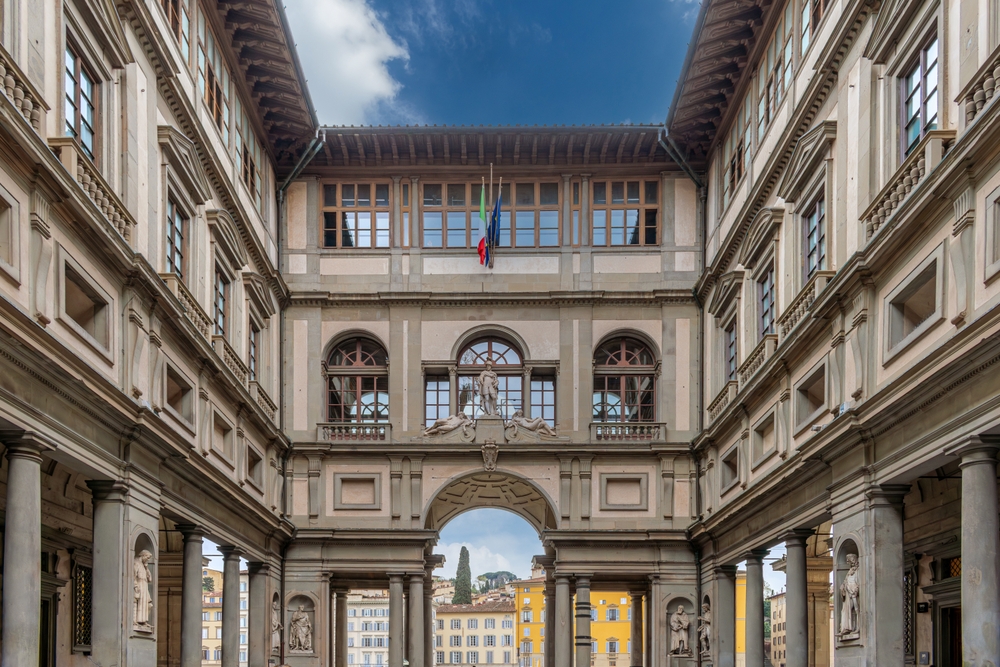 Gården med arkader ved Uffizi-galleriet i Firenze