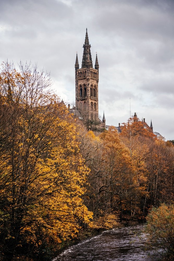Tårnet på University of Glasgow over træerne ved floden Kelvin