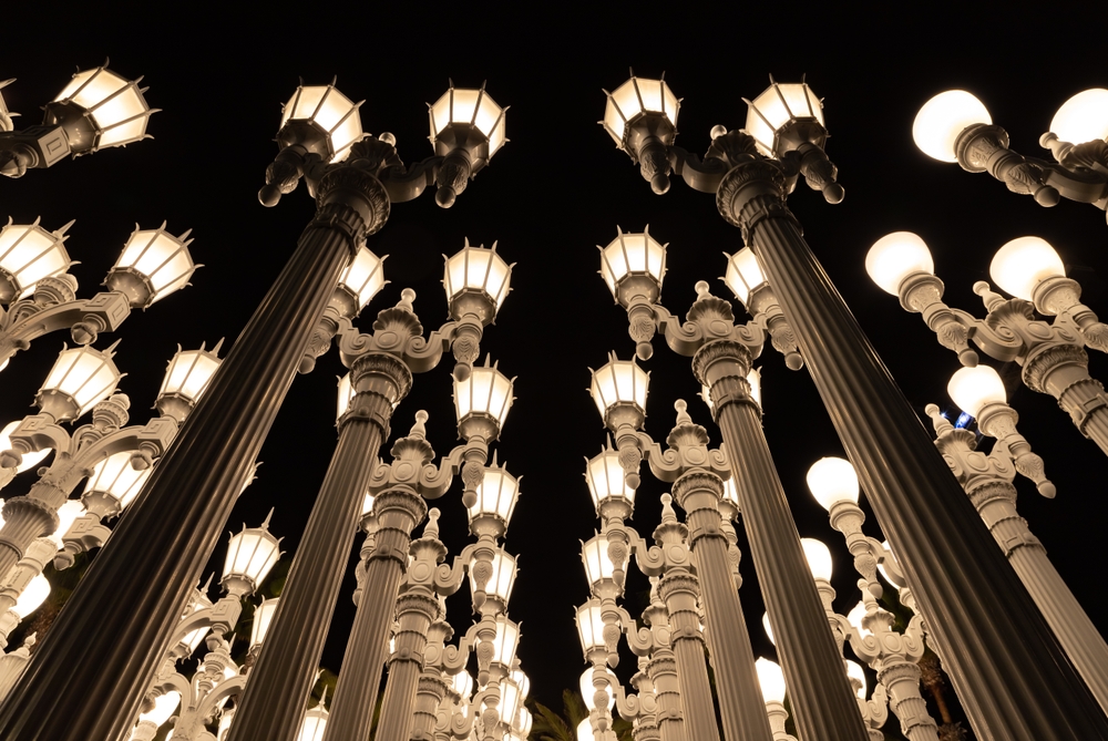Lygtepælene i Urban Light ved LACMA om aftenen
