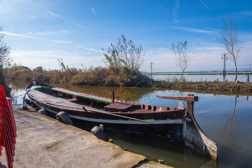 Traditionel albufera-båd ved molen i El Palmar