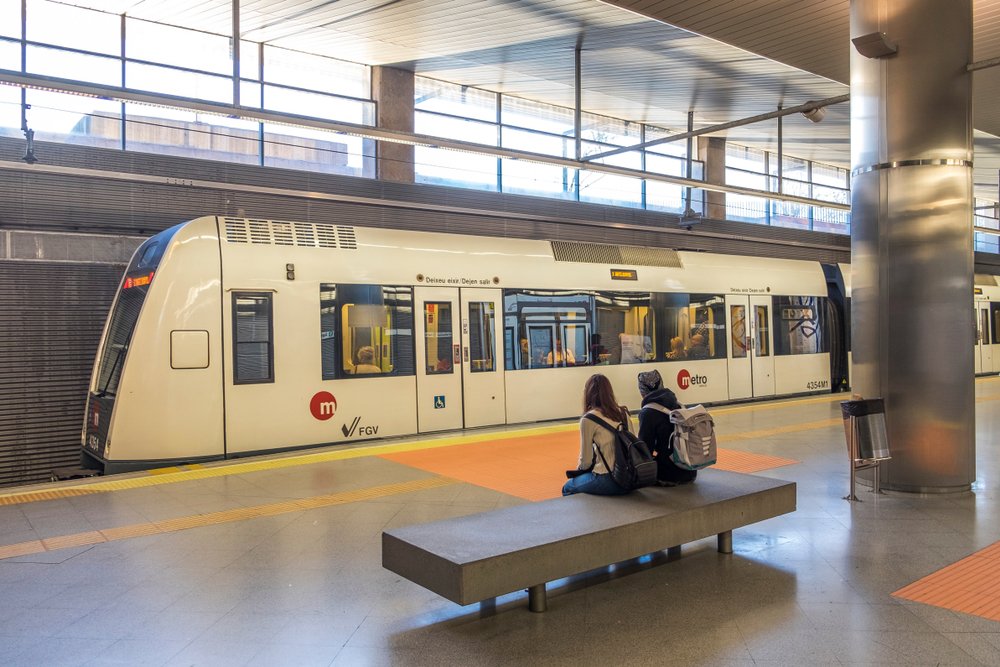 Metrovalencia-tog på stationen Aeroport under Valencia Lufthavn