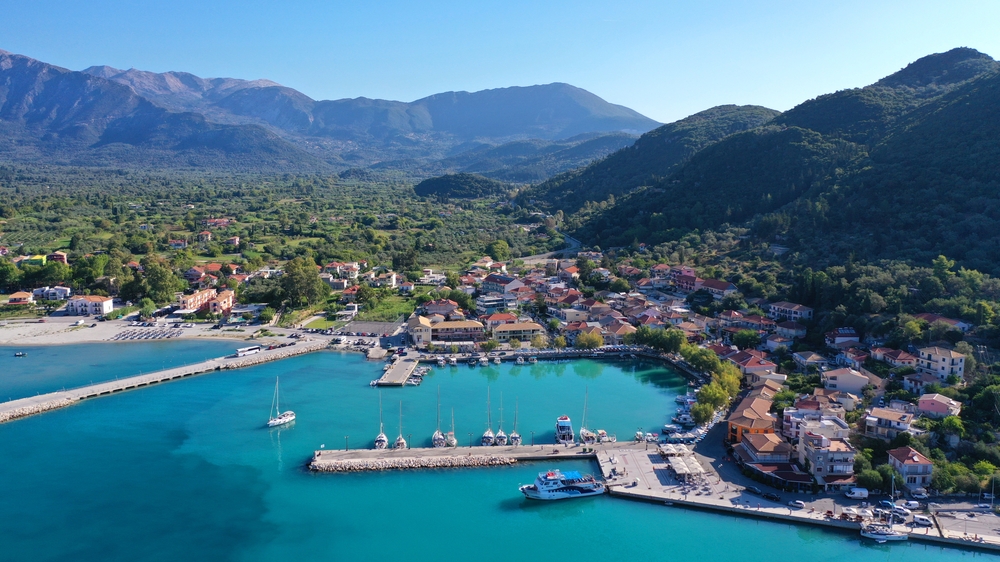 Luftfoto af Vasiliki og bugten med havnen på Lefkada