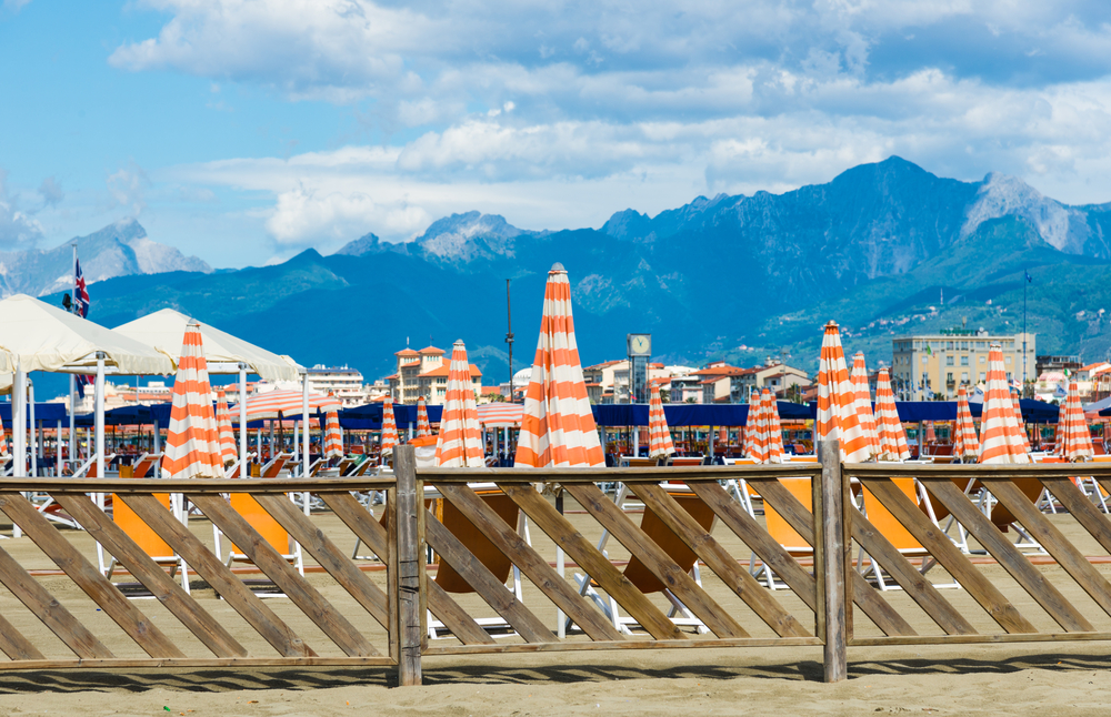 Stranden i Viareggio med De Apuanske Alper i baggrunden