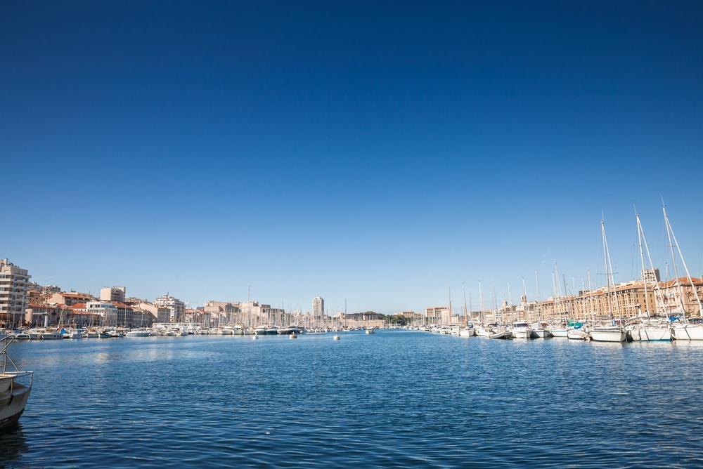 Vieux-Port i Marseille med sejlbåde og lystyachter langs havnefronten