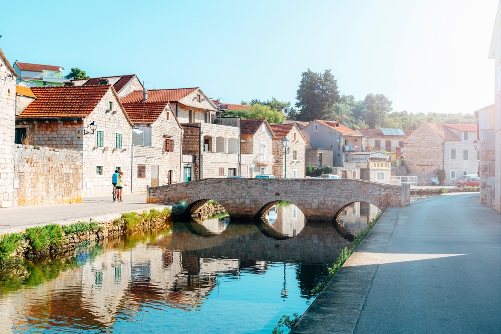 Stenbro over kanalen i Vrboska på Hvar