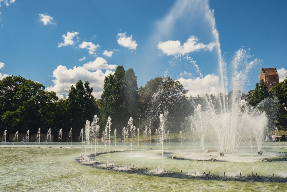 Multimedia-fontæneparken ved floden Wisła under Old Town i Warszawa