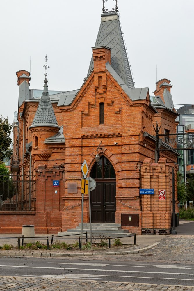 Hovedporten til den gamle Koneser-vodkafabrik i Praga i Warszawa