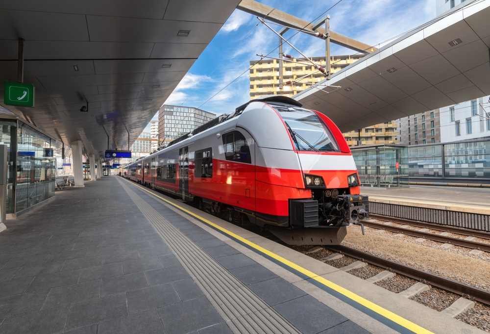 Rødt tog ved perronen på en station i Wien